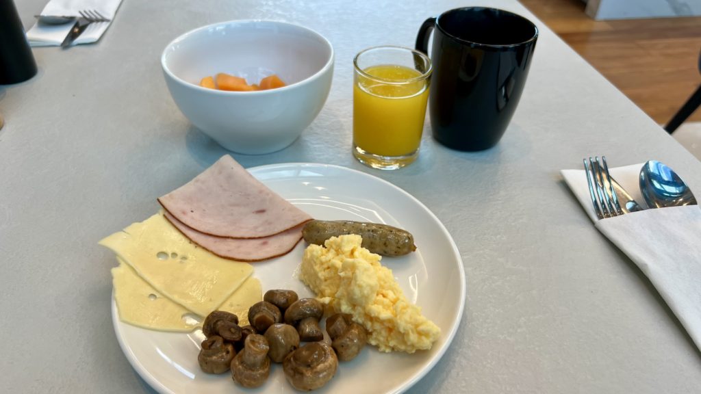 Un petit déjeuner à l'hôtel Sheraton Nice Airport, en France