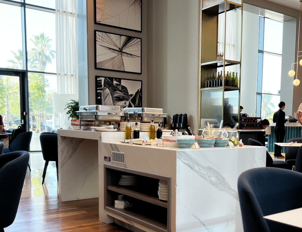 Le buffet du petit déjeuner à l'hôtel Sheraton Nice Airport, en France
