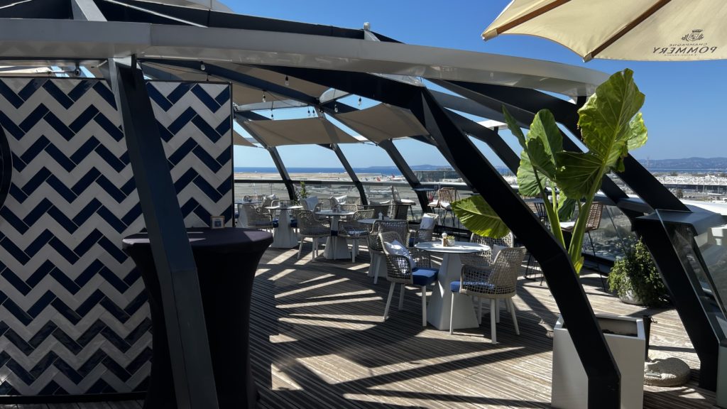 Le rooftop à l'hôtel Sheraton Nice Airport, en France