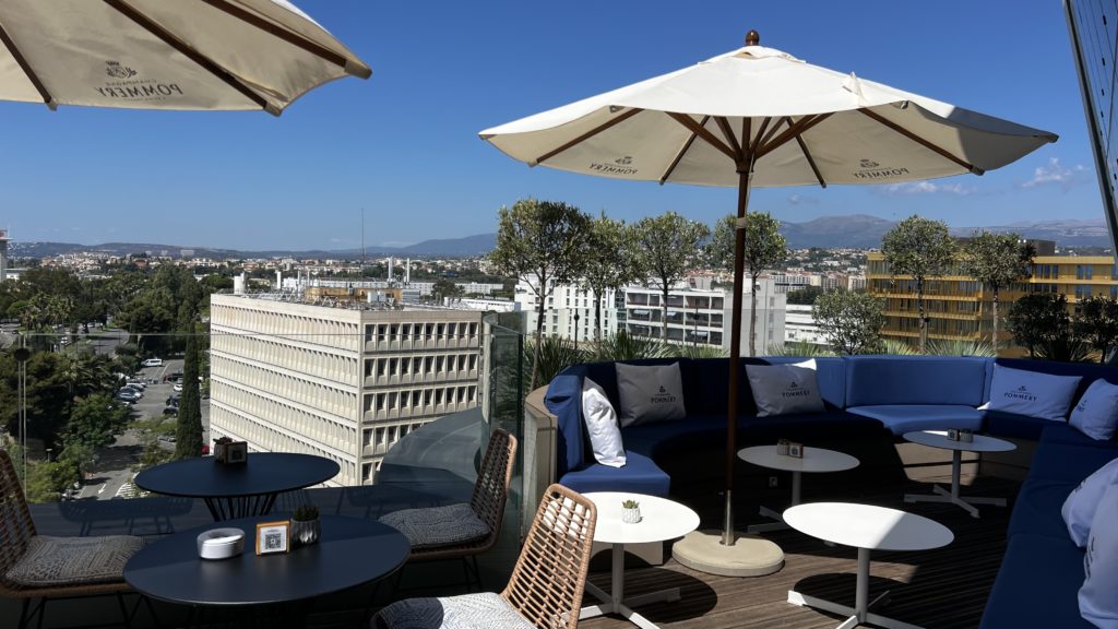 Le rooftop à l'hôtel Sheraton Nice Airport, en France
