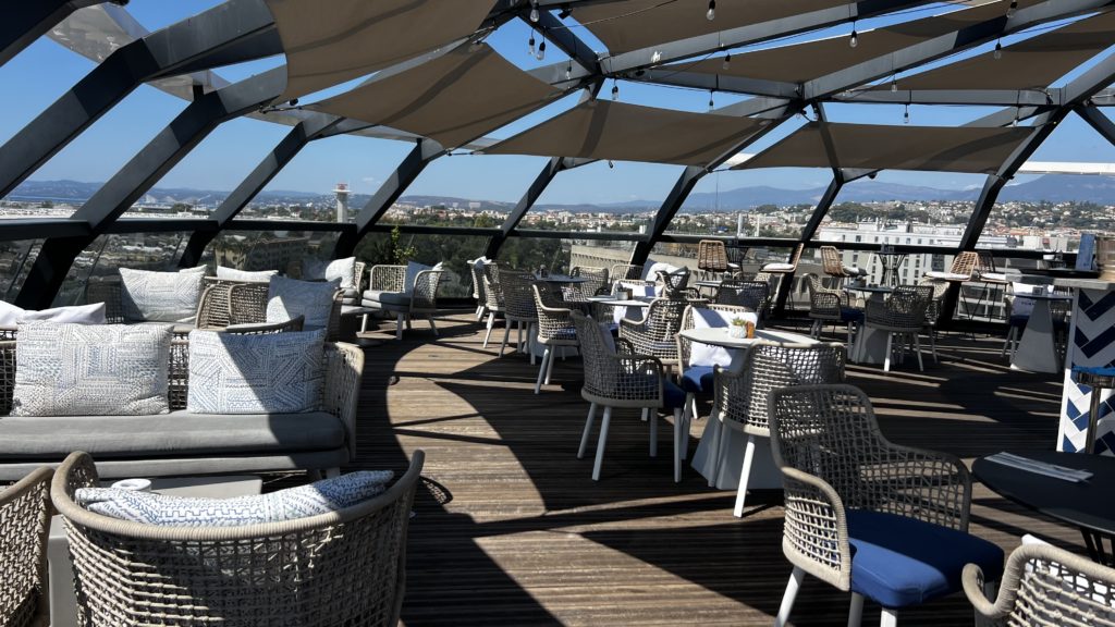 Le rooftop à l'hôtel Sheraton Nice Airport, en France