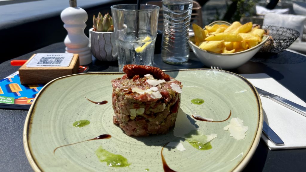 Un tartare à l'hôtel Sheraton Nice Airport, en France