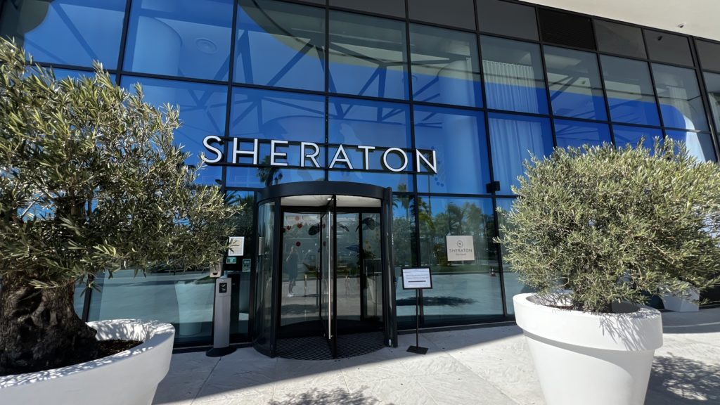 L'entrée de l'hôtel Sheraton Nice Airport, en France