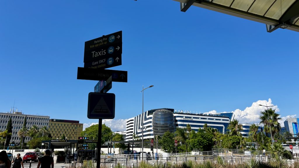 Le vue de l'hôtel Sheraton Nice Airport, en France depuis l'aéroport de Nice