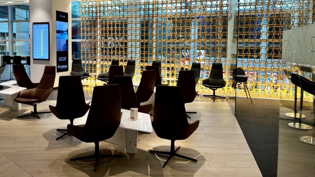 Des fauteuils au Brussels Airlines Lounge – Lexus Lounge l’aéroport de Bruxelles