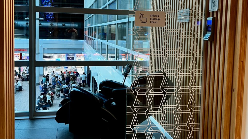 Des fauteuils massant au Brussels Airlines Lounge – Lexus Lounge l’aéroport de Bruxelles