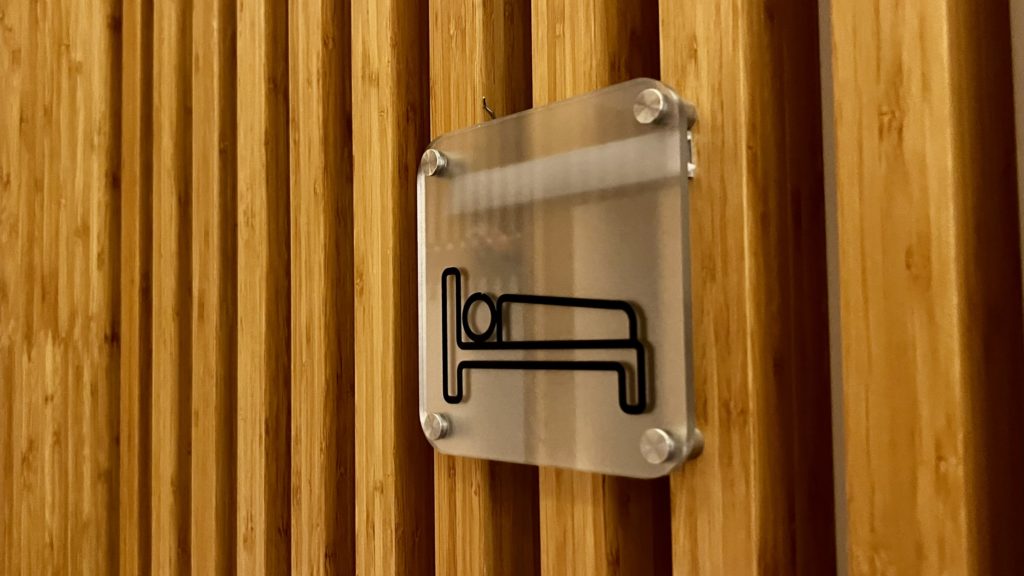 Un pictogramme de salles de repos au Brussels Airlines Lounge – Lexus Lounge l’aéroport de Bruxelles