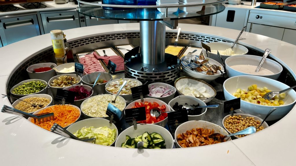 Un buffet au Brussels Airlines Lounge – Lexus Lounge l’aéroport de Bruxelles