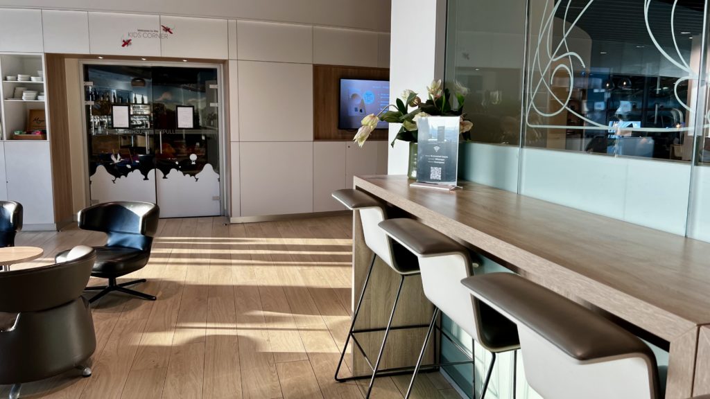 Une zone de bar avec une zone pour enfants au Brussels Airlines Lounge – Lexus Lounge l’aéroport de Bruxelles