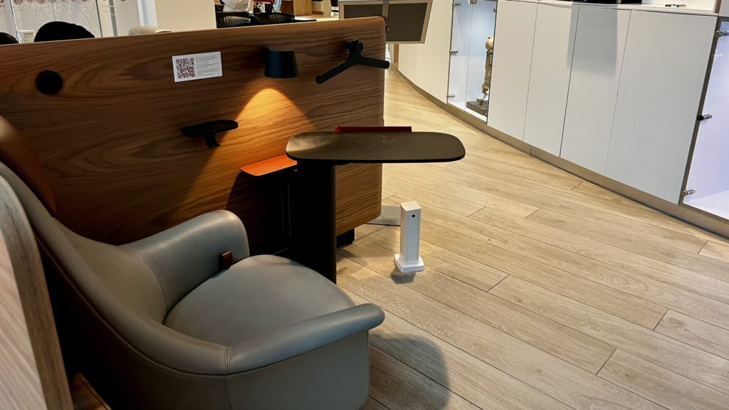 Un siège individuel au Brussels Airlines Lounge – Lexus Lounge l’aéroport de Bruxelles