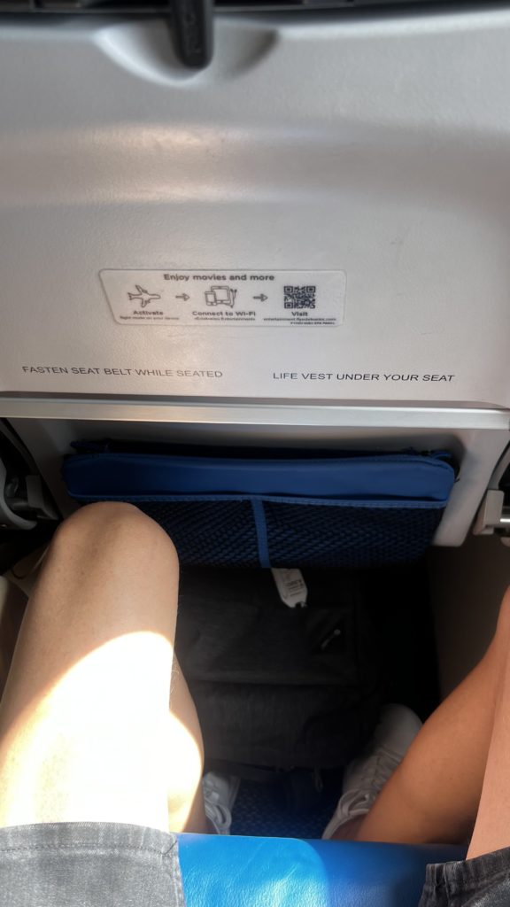 L'espacement entre les sièges d'un Airbus A320 d'Edelweiss sur le vol de Faro à Zürich en Economy Class