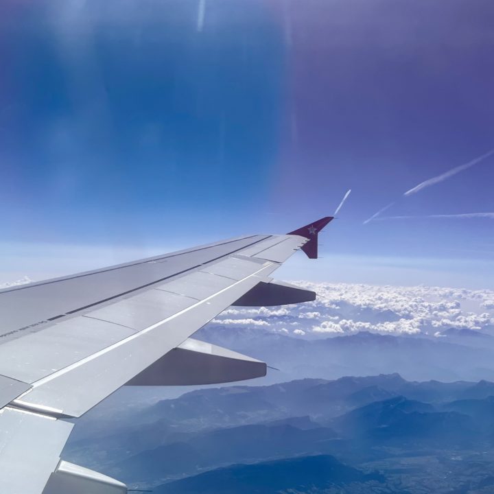 Une vue sur une aile d'un Airbus A320 d'Edelweiss sur le vol de Faro à Zürich