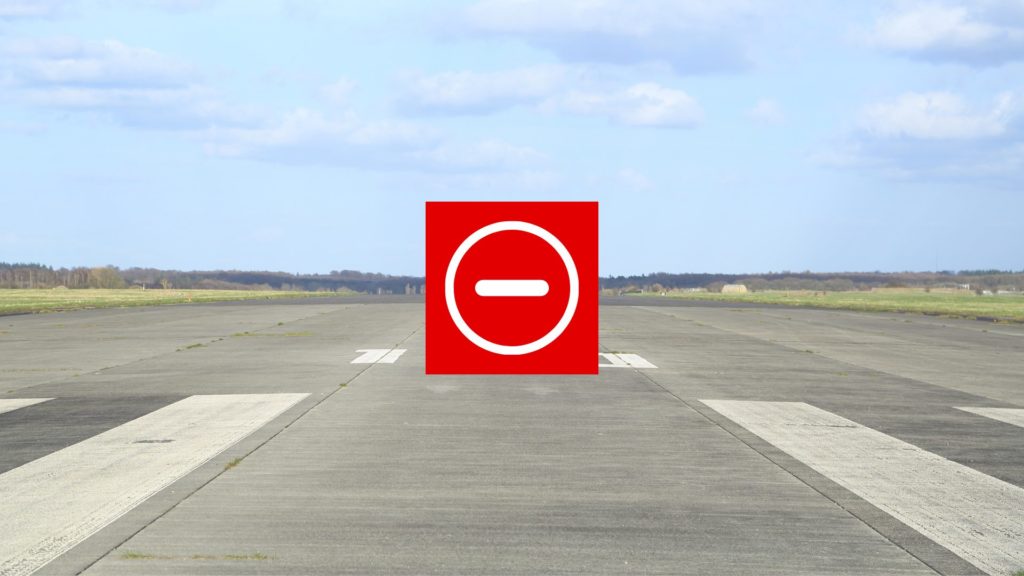 Un montage d'un panneau de sens interdit sur une piste d'aéroport