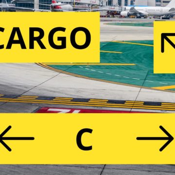 Un montage de panneaux de direction d'une piste d'aéroport