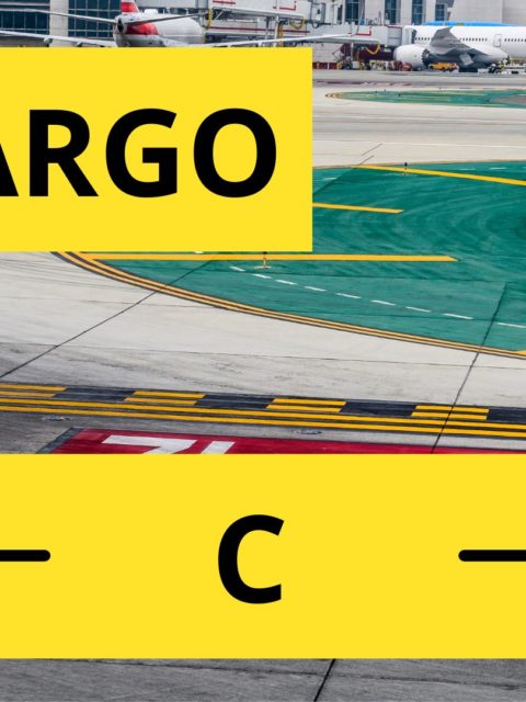 Un montage de panneaux de direction d'une piste d'aéroport