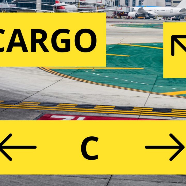 Un montage de panneaux de direction d'une piste d'aéroport