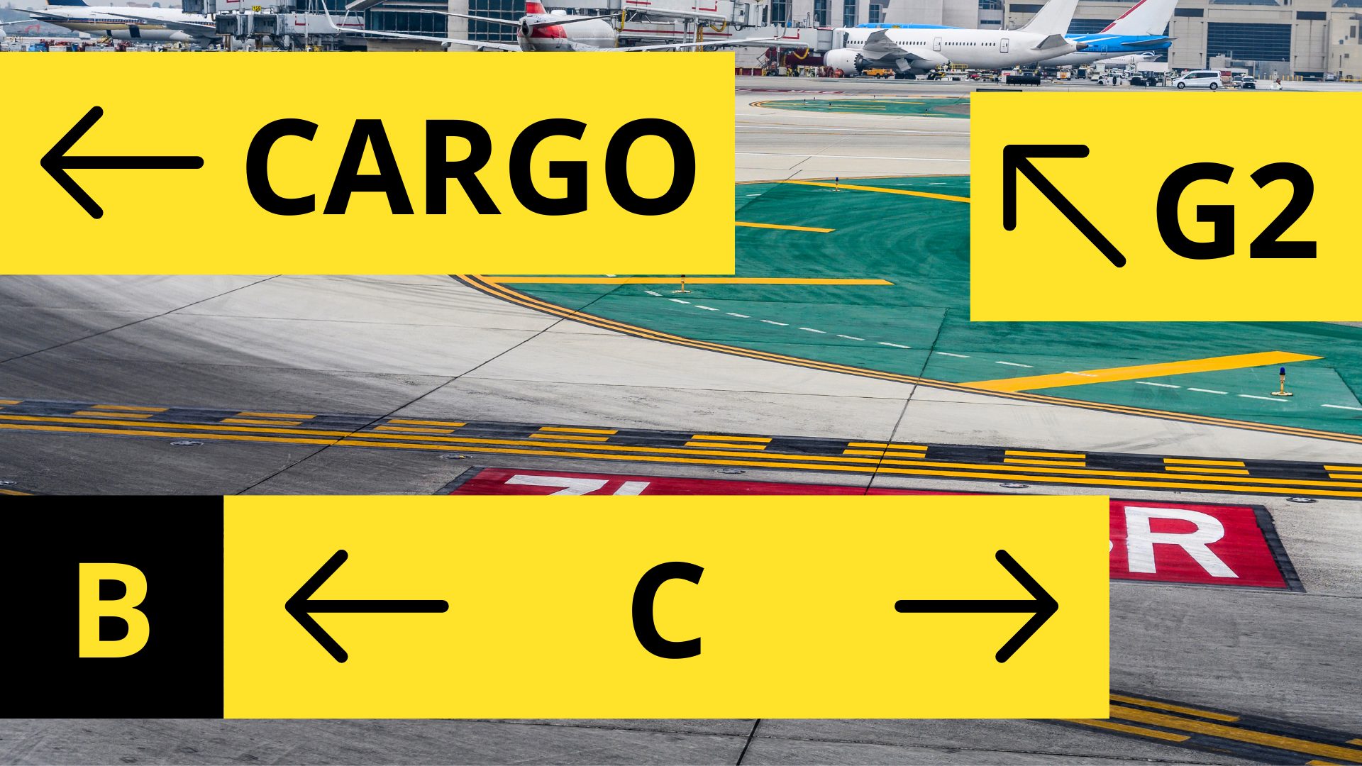 Un montage de panneaux de direction d'une piste d'aéroport