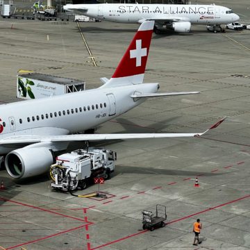 Un Airbus A220-100 de SWISS à Genève (GVA) en refueling