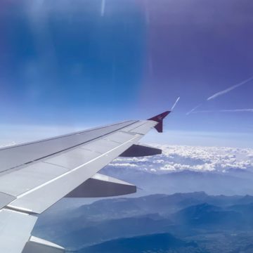 Une vue sur une aile d'un Airbus A320 d'Edelweiss sur le vol de Faro à Zürich