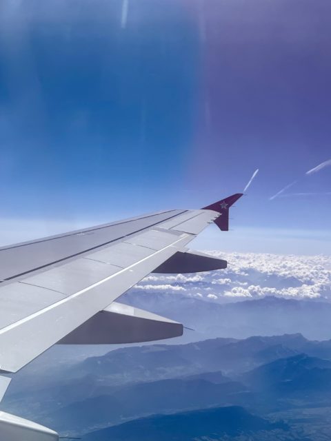 Une vue sur une aile d'un Airbus A320 d'Edelweiss sur le vol de Faro à Zürich