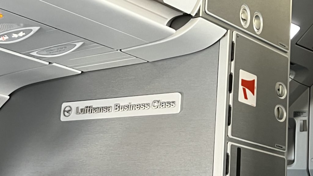 Une pancarte de Business Class sur le vol LH1783 en Business Class entre Porto et Munich