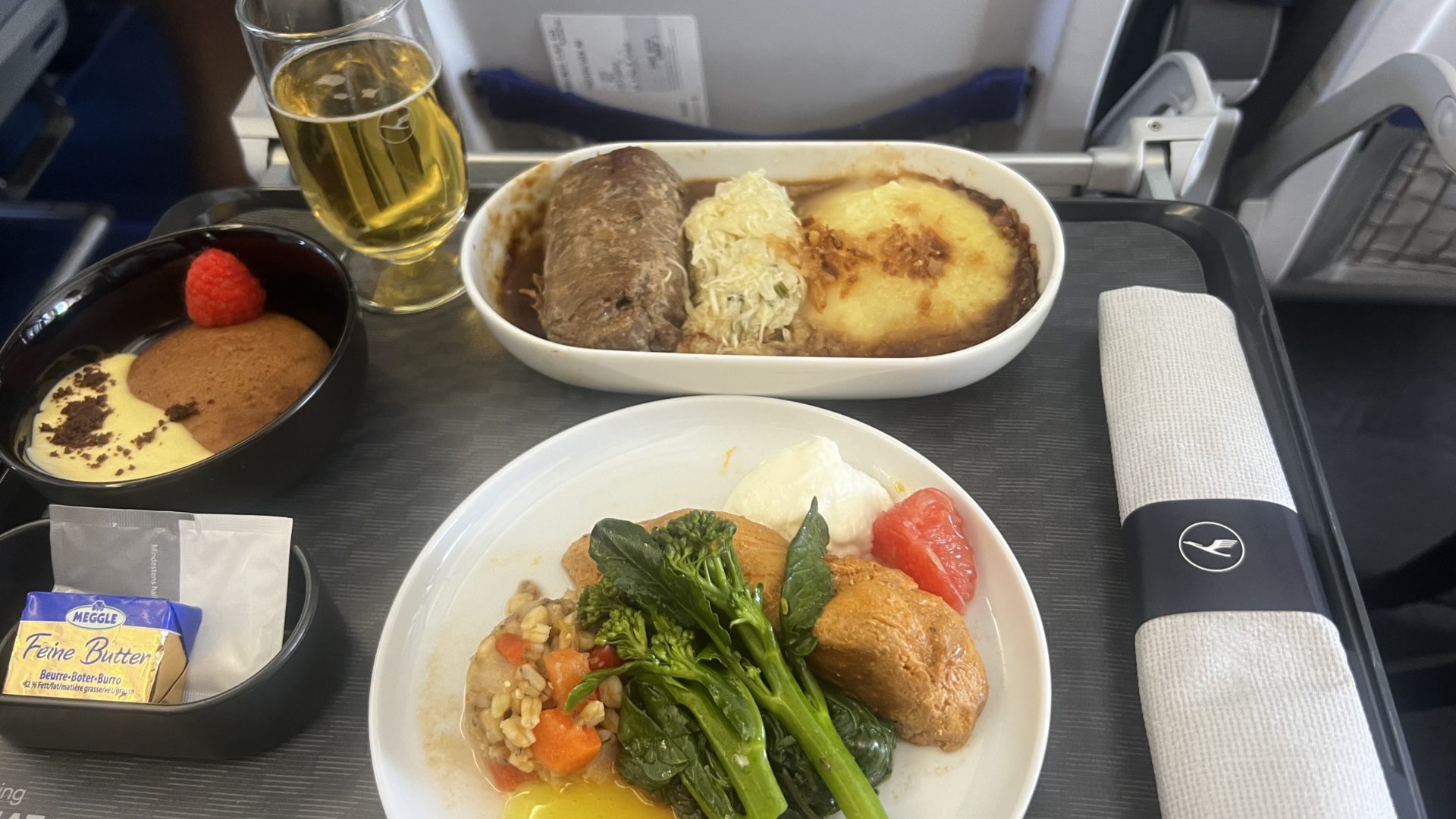 Un repas proposé à bord sur le vol LH1783 en Business Class entre Porto et Munich