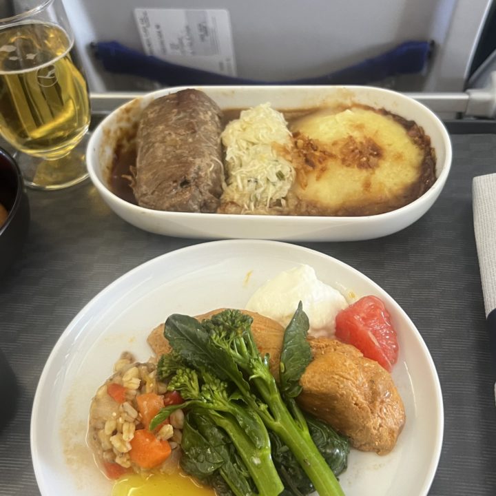Un repas proposé à bord sur le vol LH1783 en Business Class entre Porto et Munich