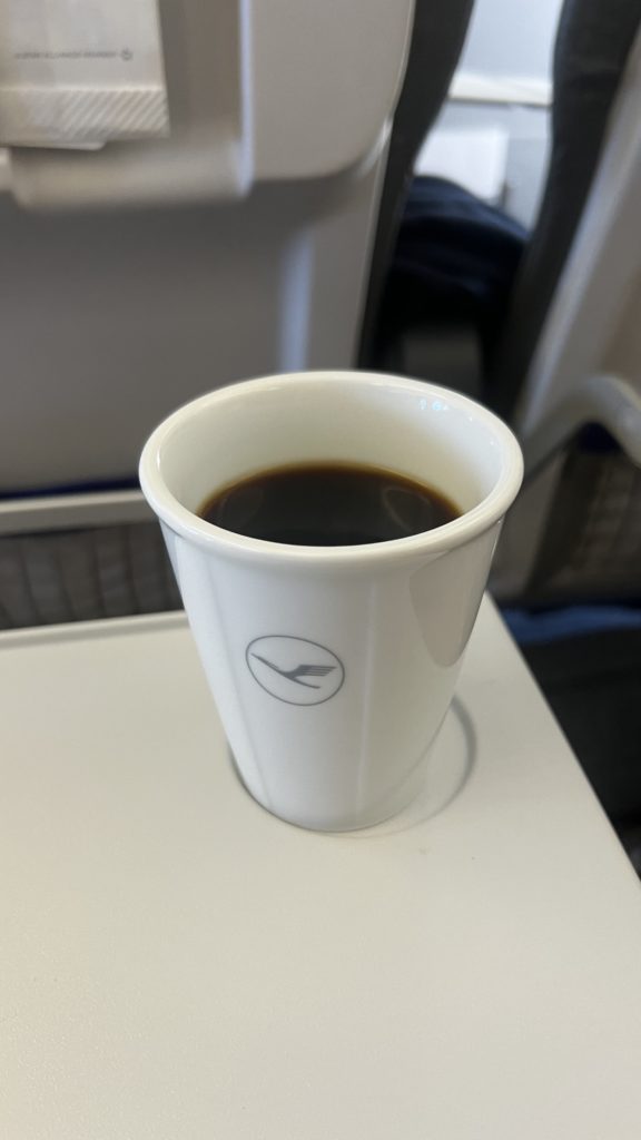 Un café proposé sur le vol LH1783 en Business Class entre Porto et Munich