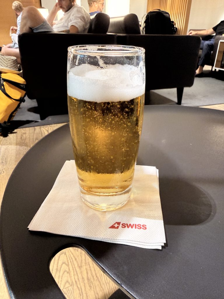 Une bière servie dans le lounge SWISS de Zürich