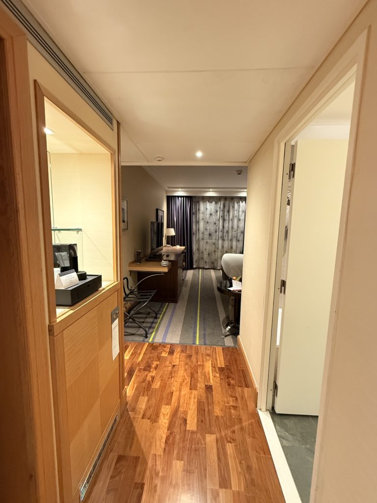 Le couloir d'une Suite Junior au Sheraton Brussels Airport Hotel