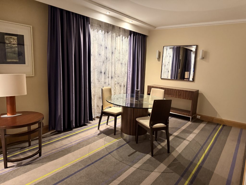 La pièce à vivre d'une Suite Junior au Sheraton Brussels Airport Hotel