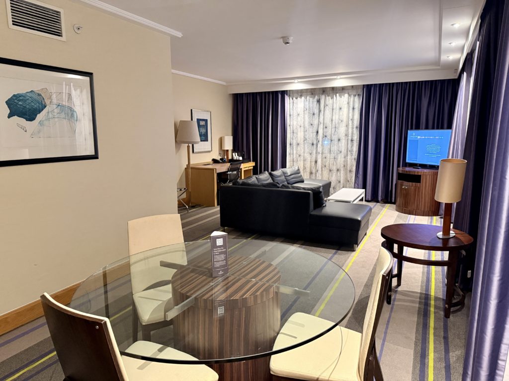 Le salon et la pièce à vivre d'une Suite Junior au Sheraton Brussels Airport Hotel