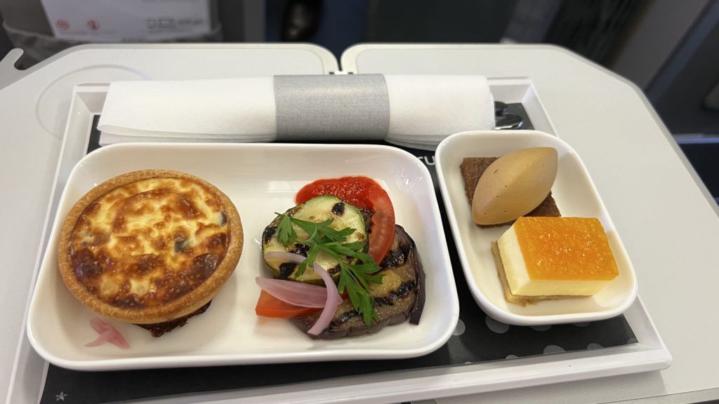 Le repas servi à bord du vol SN2732 : Un ramequin, quelques légumes et un petit dessert