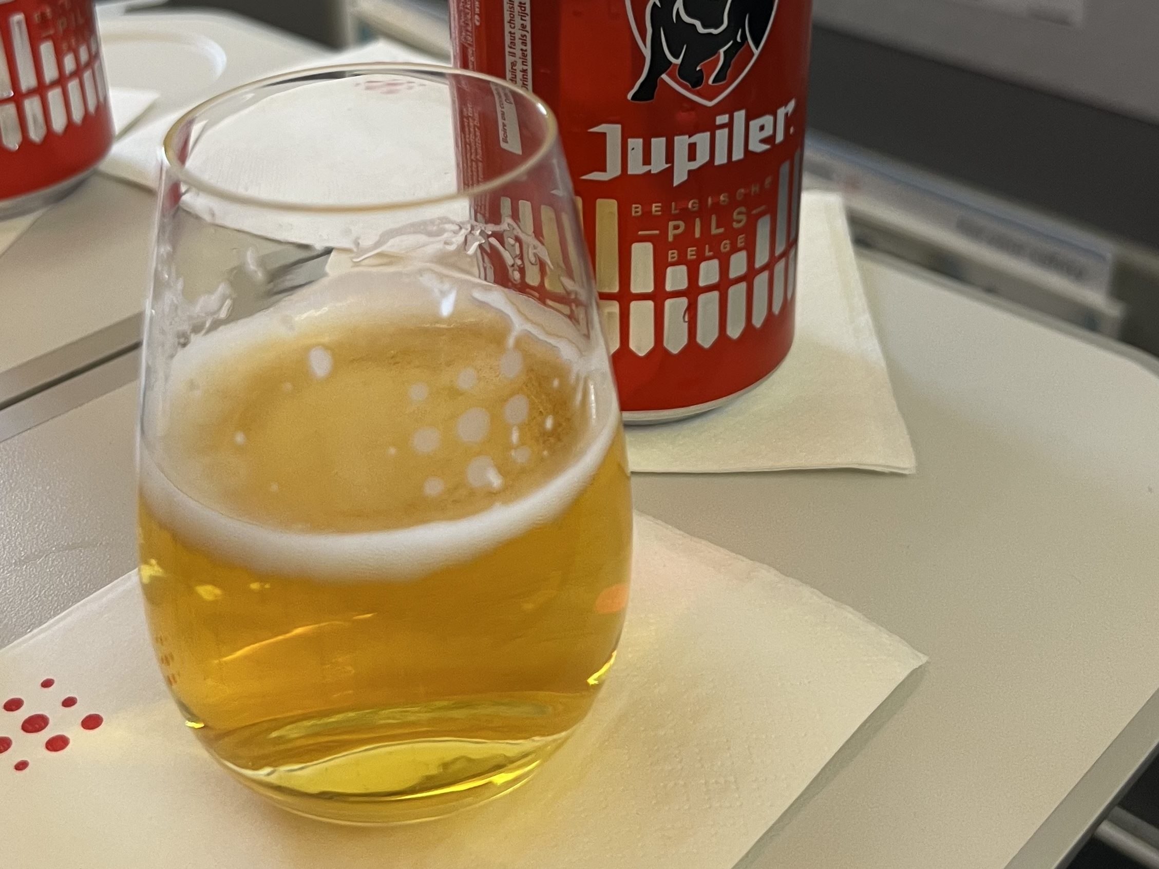 Une bière Jupiler servie en Business Class sur le vol SN2732