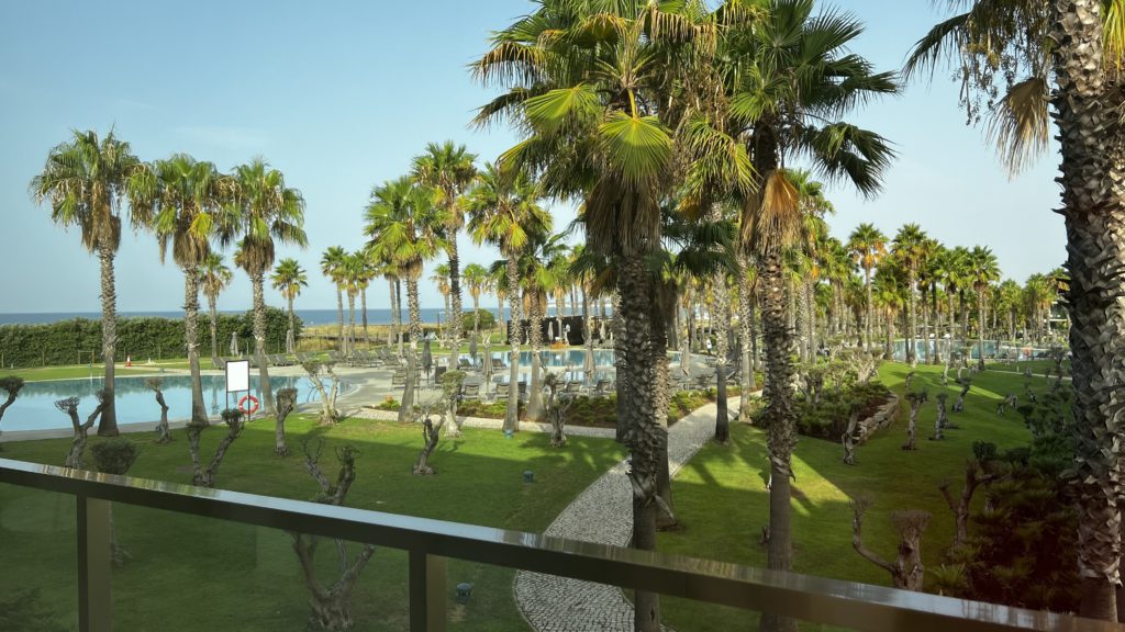 La vue depuis une suite sur les piscine et le resort au The Westin Salgados Beach Resort, Faro