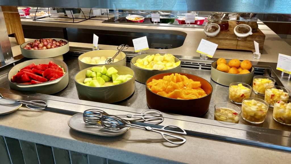 Le buffet de fruits du petit-déjeuner au The Westin Salgados Beach Resort, Faro