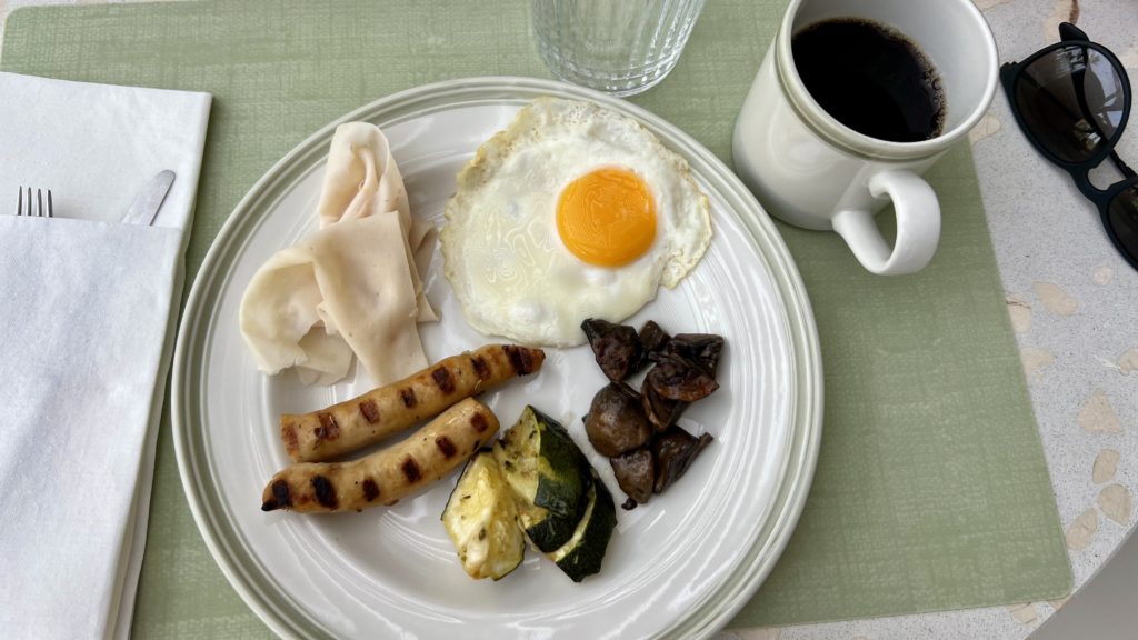 Une assiette de petit déjeuner au The Westin Salgados Beach Resort, Faro
