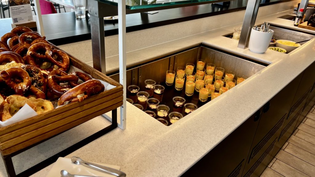 Un buffet de desserts au Panorama Lounge Lufthansa à Frankfurt