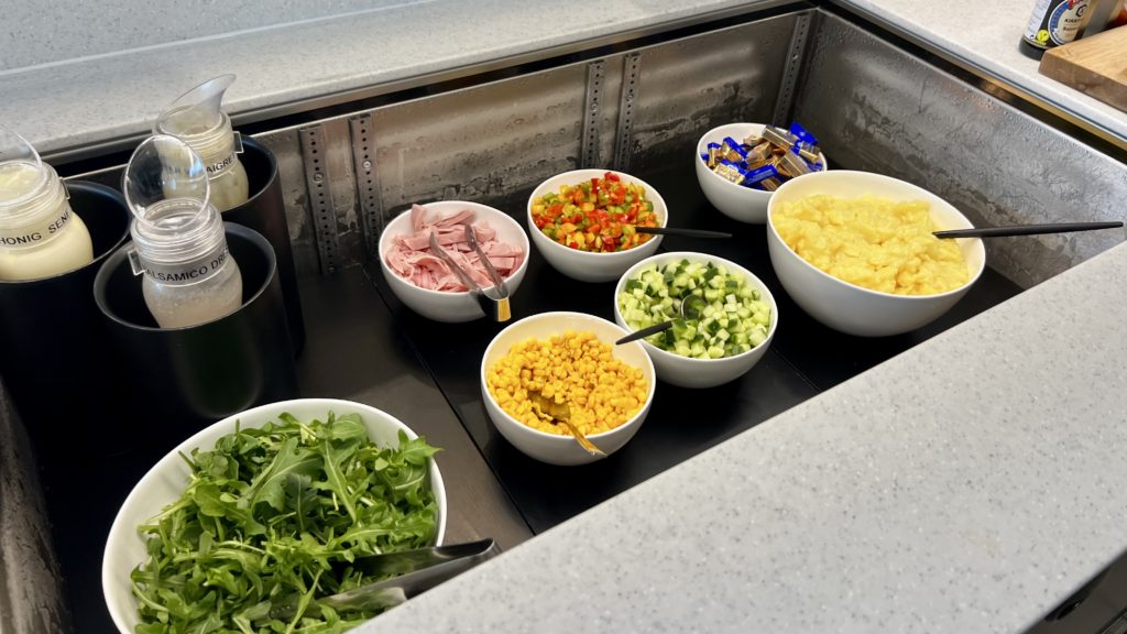 Un buffet de salades au Panorama Lounge Lufthansa à Frankfurt