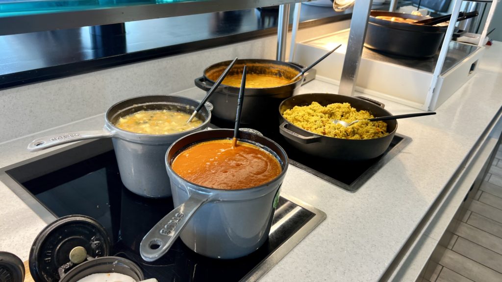 Un buffet de repas au Panorama Lounge Lufthansa à Frankfurt