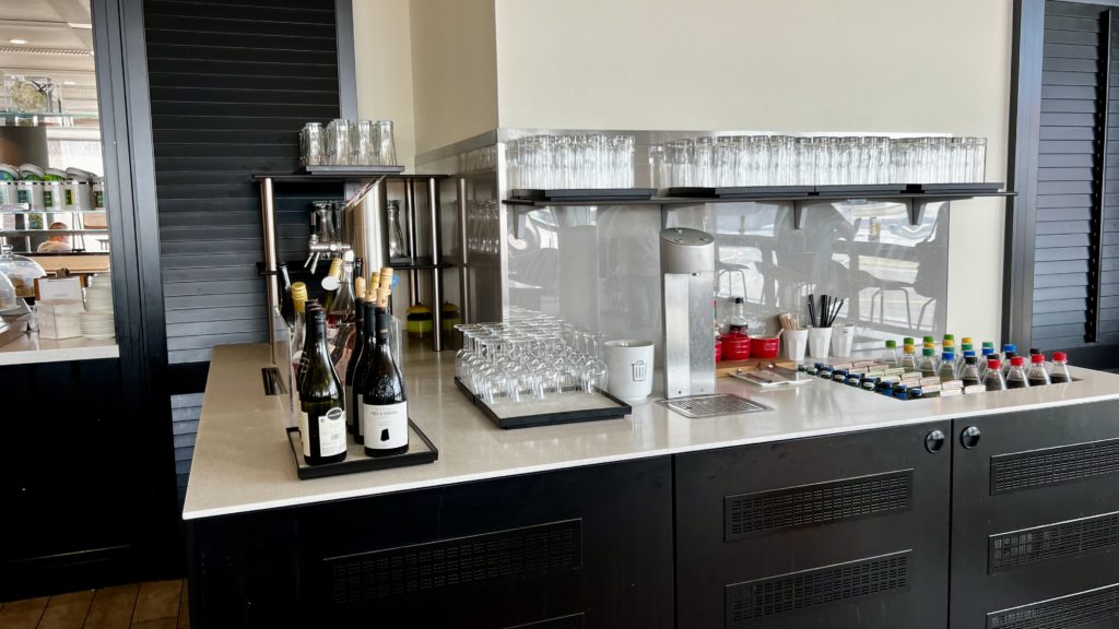 Un buffet de boissons au Panorama Lounge Lufthansa à Frankfurt