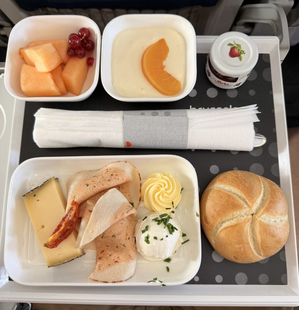Un petit-déjeuner composé de fruits, d'un petit pain, de confiture, de charcuteries et d'un yaourt en Business Class sur le vol SN3801 entre Bruxelles et Faro