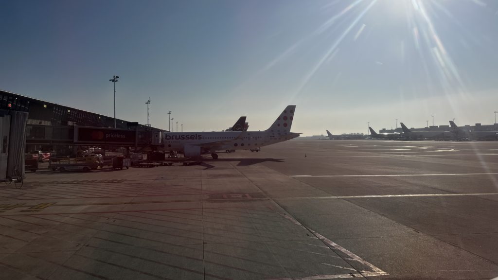Une photo prise depuis un avion stationné sur le tarmac de l'aéroport de Bruxelles