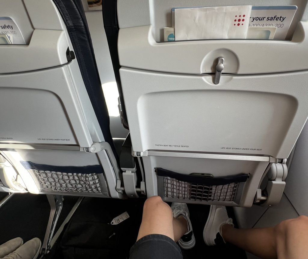 L'espace pour les jambes sur un A320-200 de Brussels Airline en Business Class sur le vol SN3801 entre Bruxelles et Faro