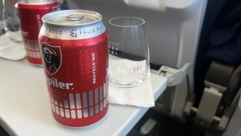 Une canette de bière Jupiler servie en Business Class sur le vol SN3801 entre Bruxelles et Faro