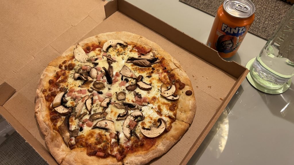 Une pizza dans un carton a pizza