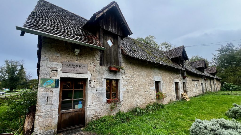 Un bâtiment ancien faisant office de la réception
