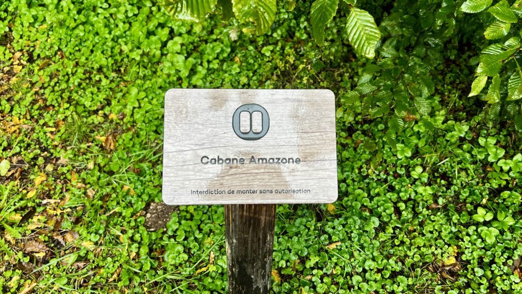Un panneau indicatif d'une cabane
