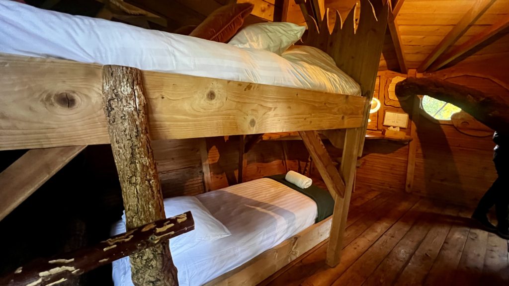 Un lit à deux étages dans une cabane