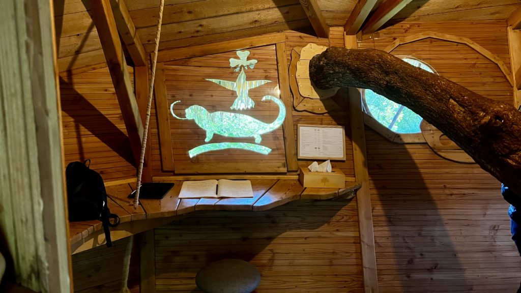 Une vue dans la cabane d'un bureau